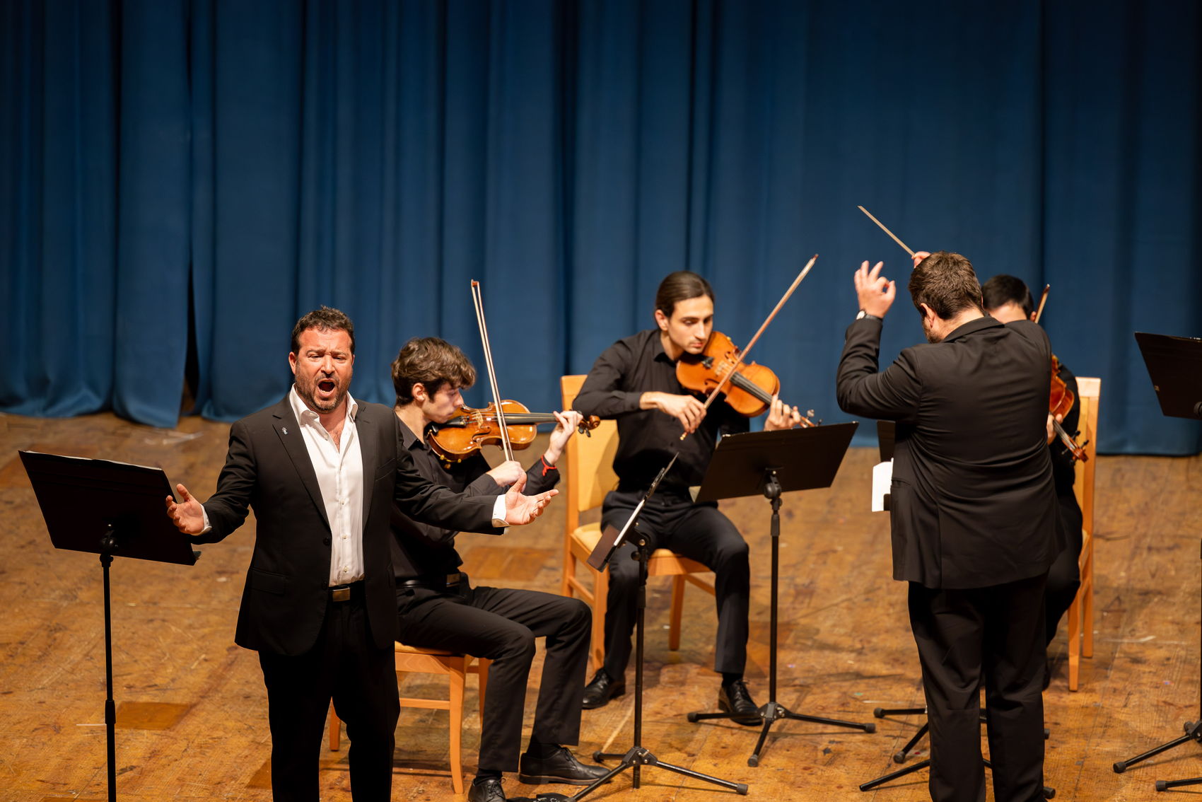 Cantando con cuarteto de cuerda y director — José Luis Trinidad, tenor lírico