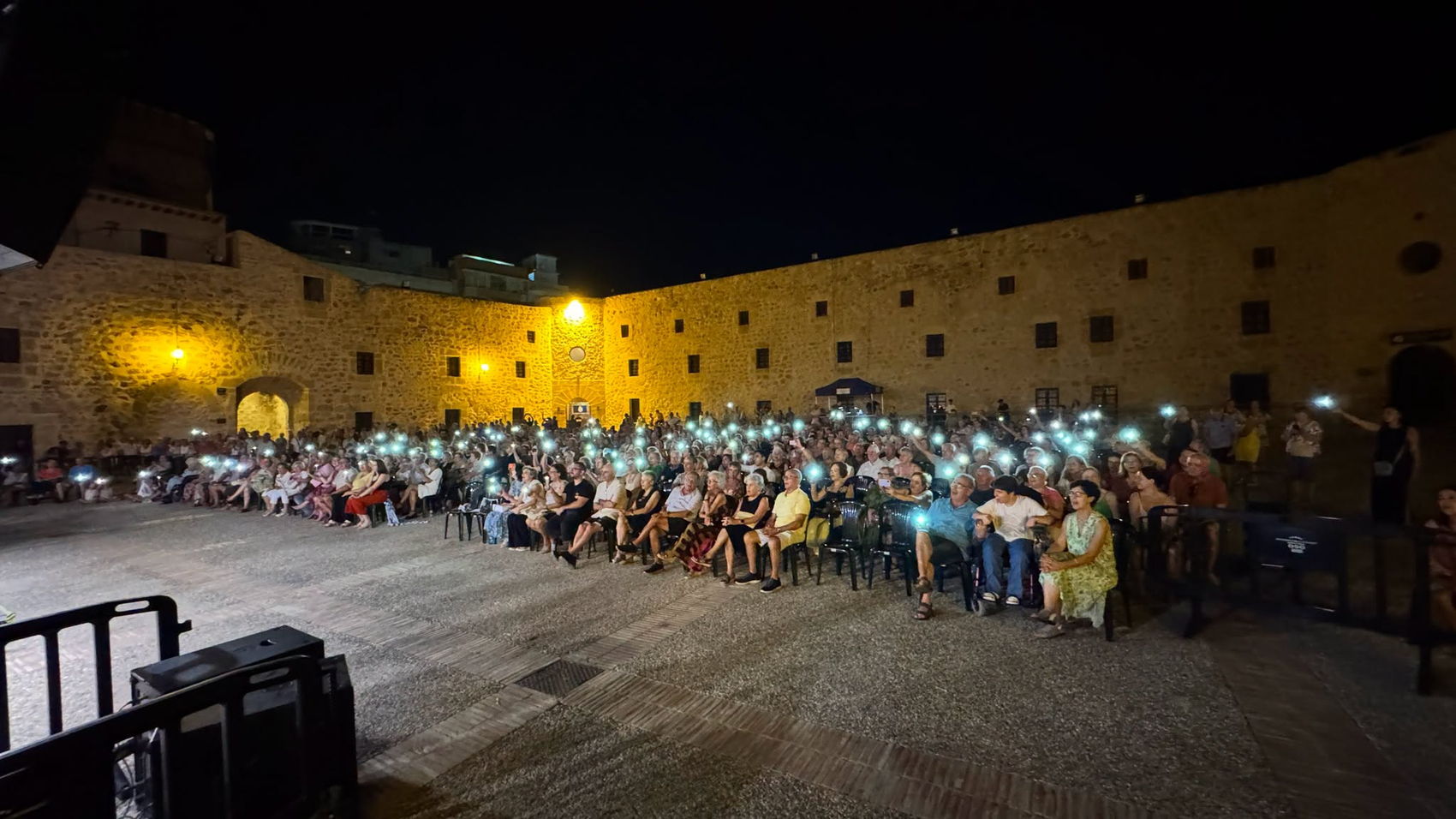 Final de concierto con el público iluminando el patio — José Luis Trinidad, tenor lírico