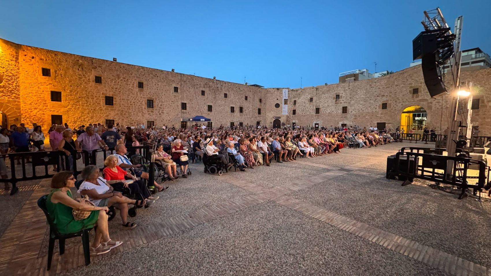 El público llenando el patio del castillo al atardecer — José Luis Trinidad, tenor lírico